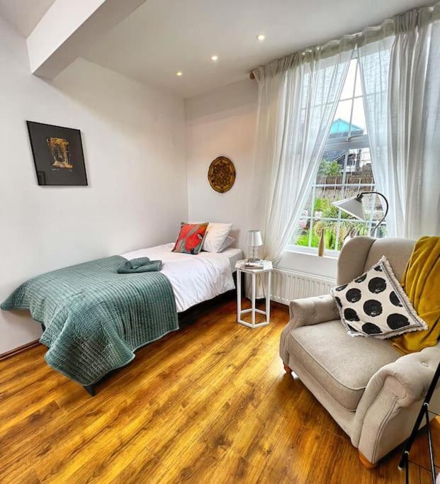 True Colours Apartment In Central Location Бангор Экстерьер фото