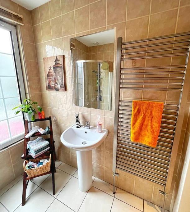 True Colours Apartment In Central Location Бангор Экстерьер фото