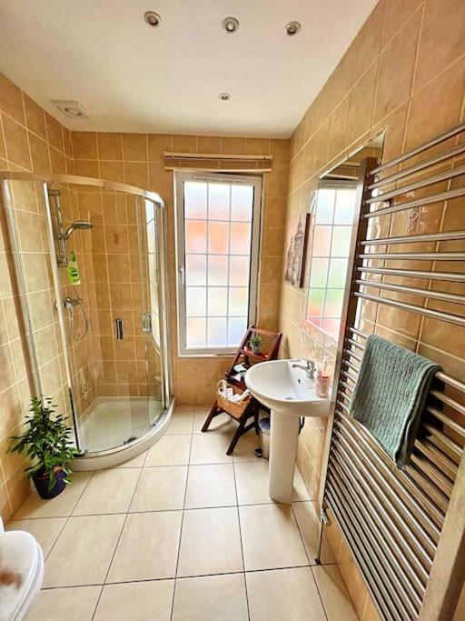 True Colours Apartment In Central Location Бангор Экстерьер фото