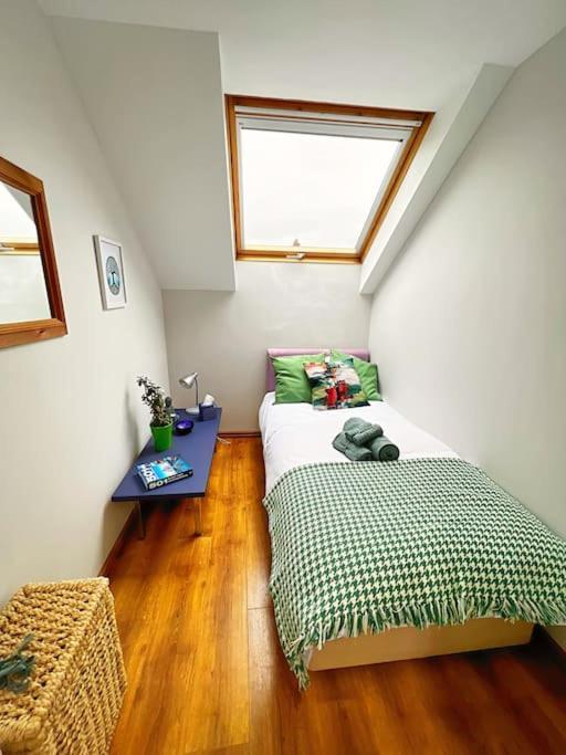 True Colours Apartment In Central Location Бангор Экстерьер фото