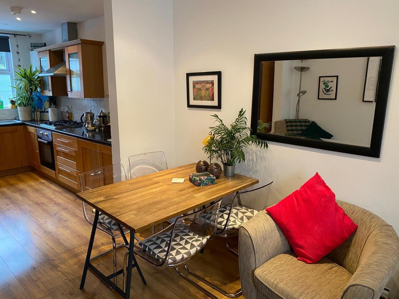 True Colours Apartment In Central Location Бангор Экстерьер фото
