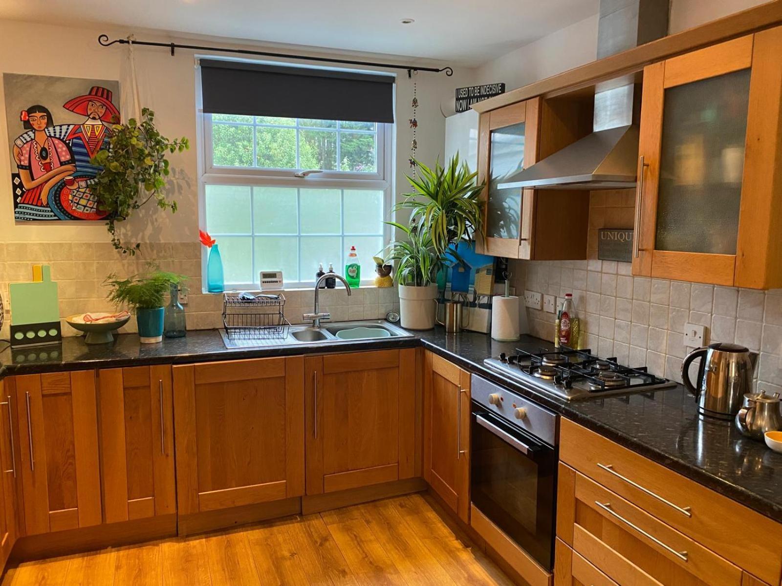 True Colours Apartment In Central Location Бангор Экстерьер фото